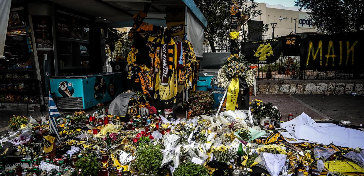 Λουλούδια και αφιερώματα στο σημείο της δολοφονίας του Μιχάλη