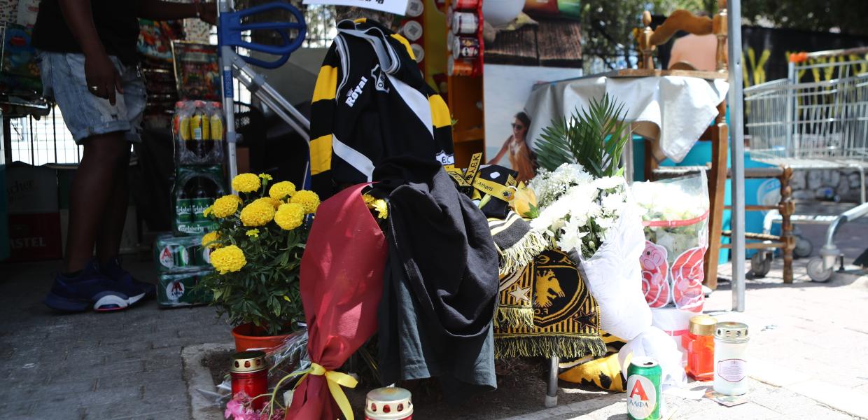 Λουλούδια και αφιερώματα στο σημείο της δολοφονίας του Μιχάλη