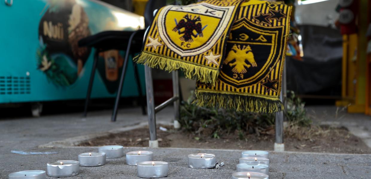 κασκόλ της ΑΕΚ και κεριά στο σημείο της δολοφονία του Μιχάλη