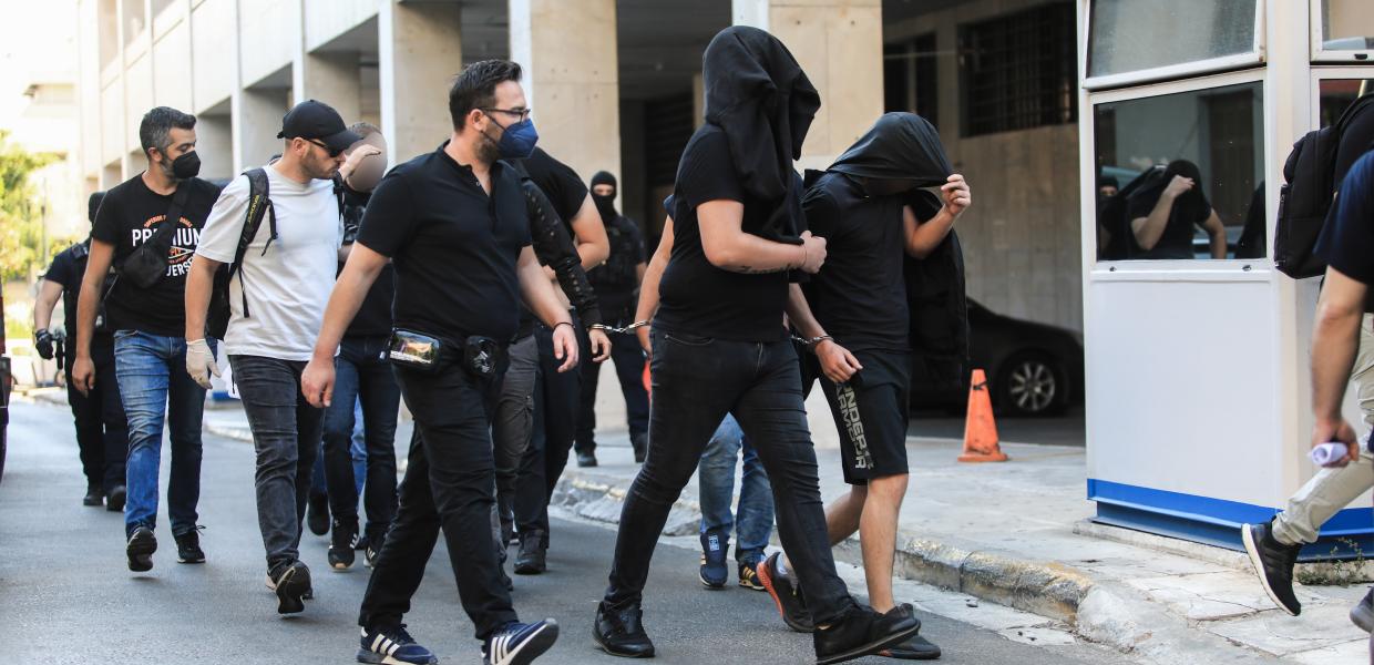 Οι συλληφθέντες συνοδεία αστυνομικών με πολιτικά οδηγούνται στο δικαστήριο