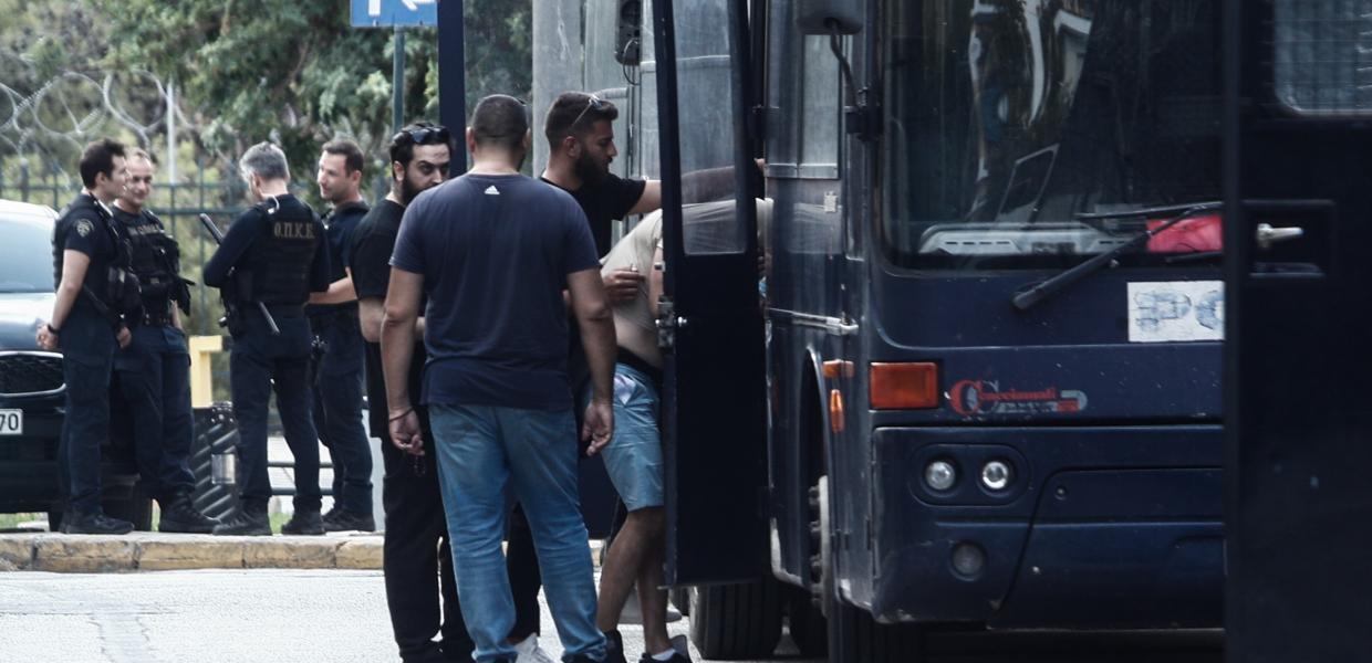 Άνθρωπος μπαίνει σε πούλμαν της αστυνομίας