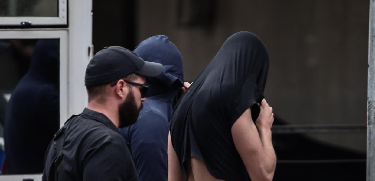 Άνθρωπος με τη μπλούζα στο κεφάλι