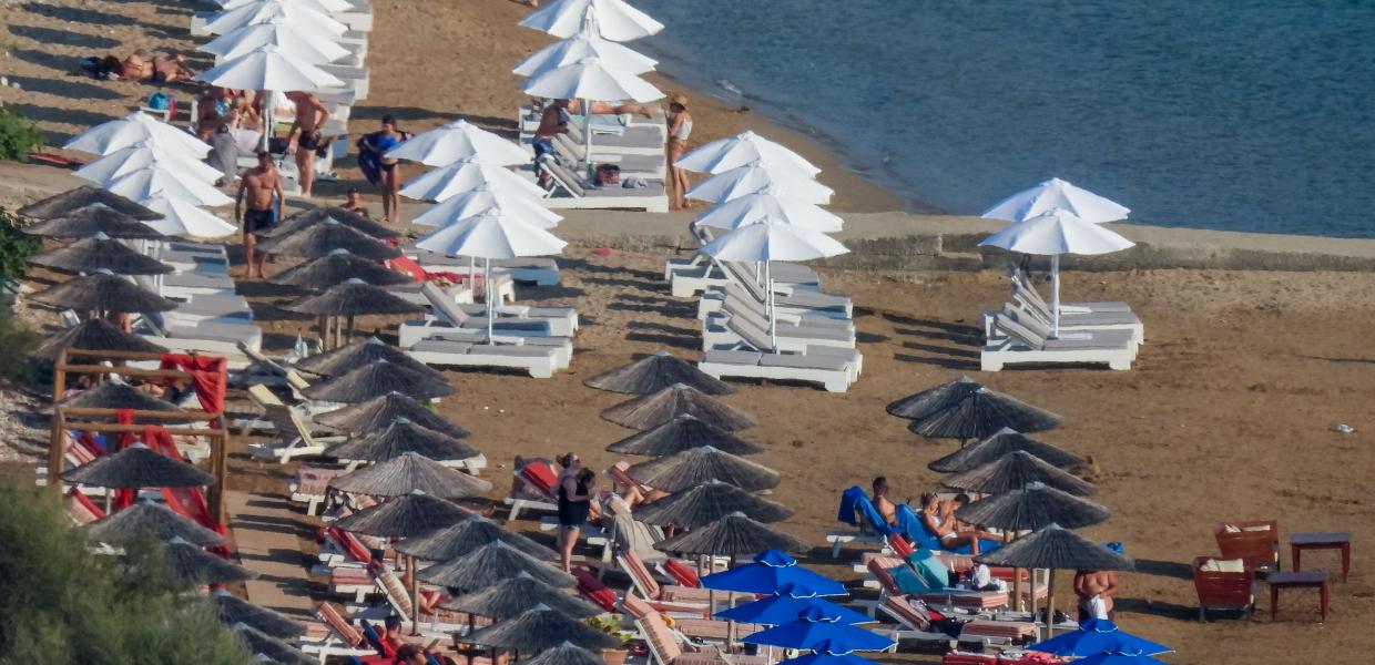 Ομπρέλες και ξαπλώστρες σε παραλία