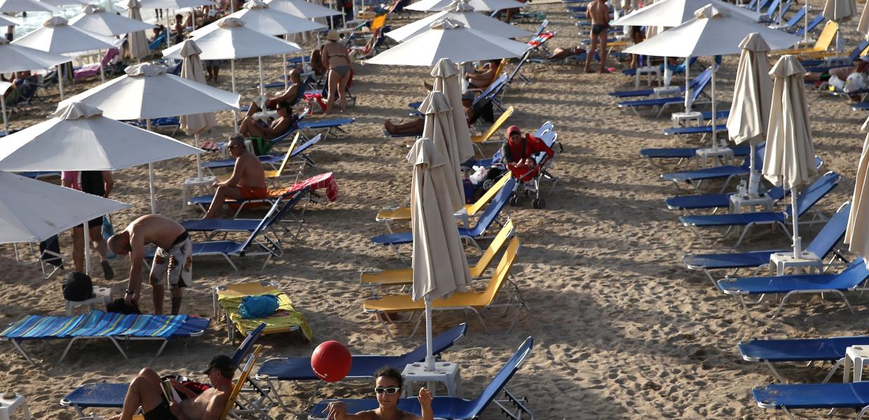 Οργανωμένη παραλία με ξαπλώστρες