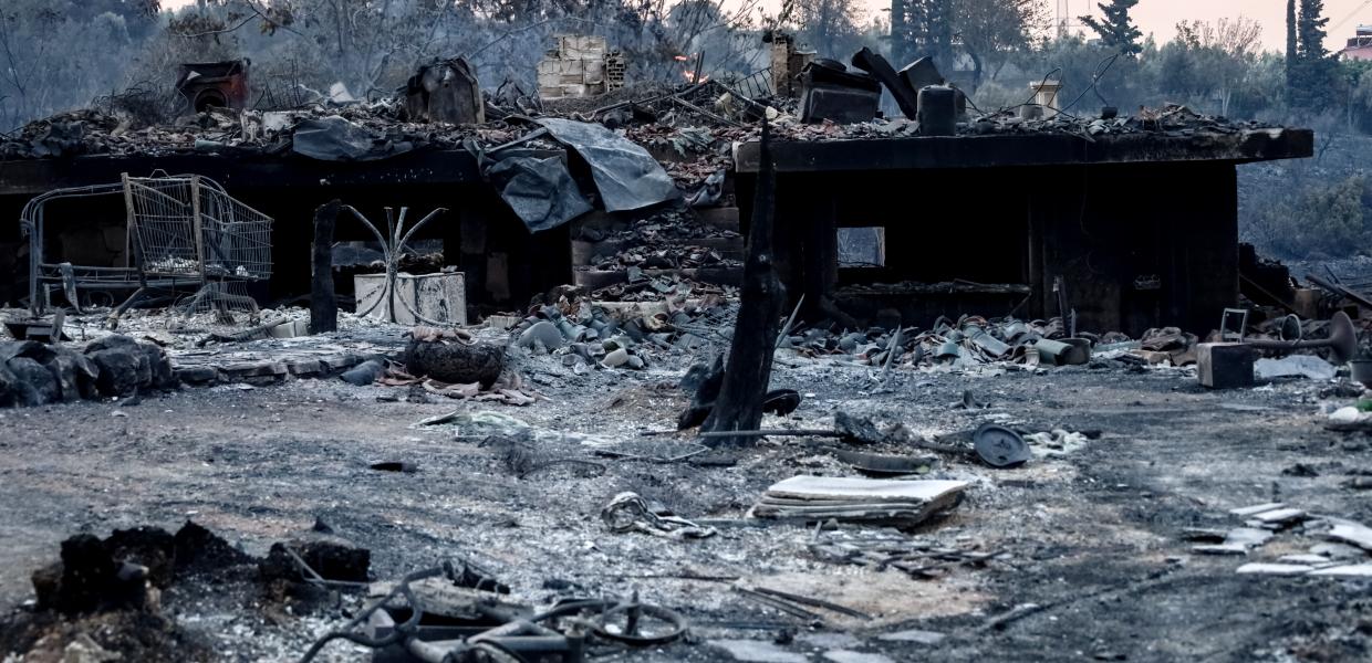 Καμένα σπίτια από τη φωτιά στη Φυλή