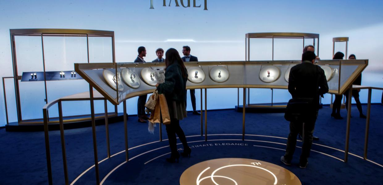 περίπτερο με κοσμήματα Piaget σε προθήκες σε έκθεση