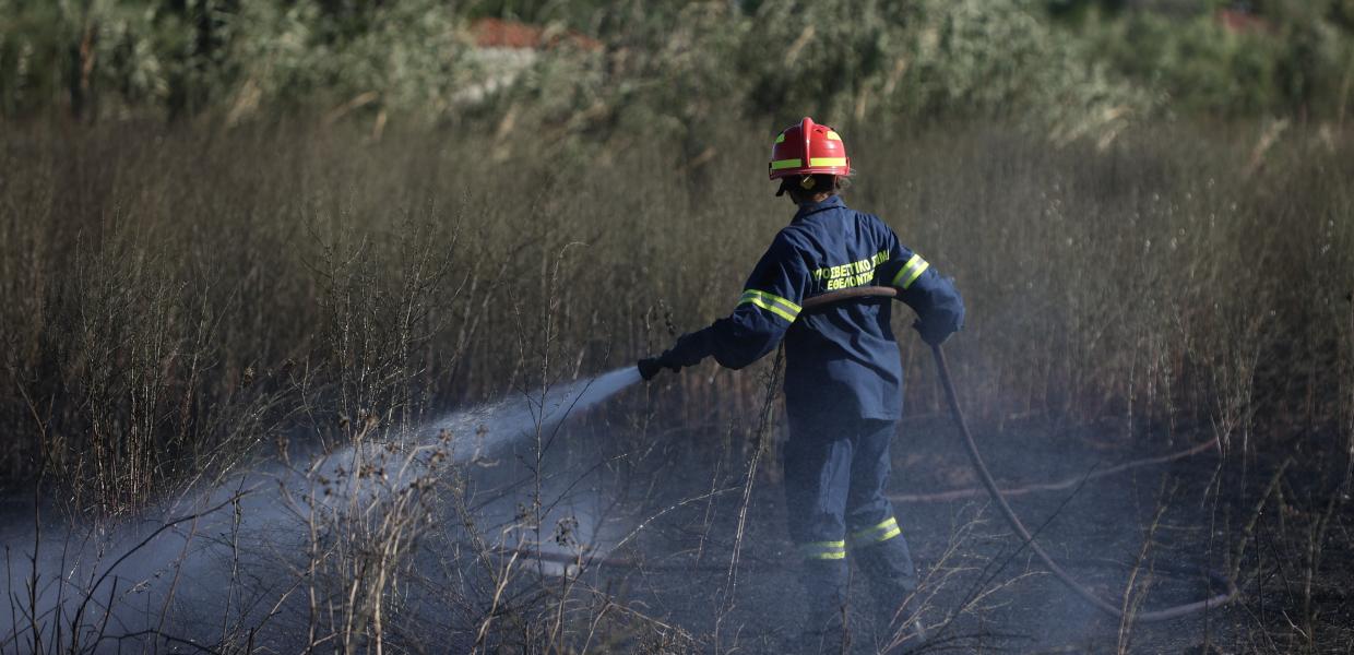 Πυροσβέστης σβήνει φωτιά