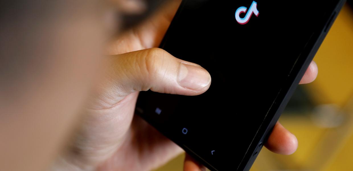 χέρι με κινητό στην εφαρμογή του TikTok