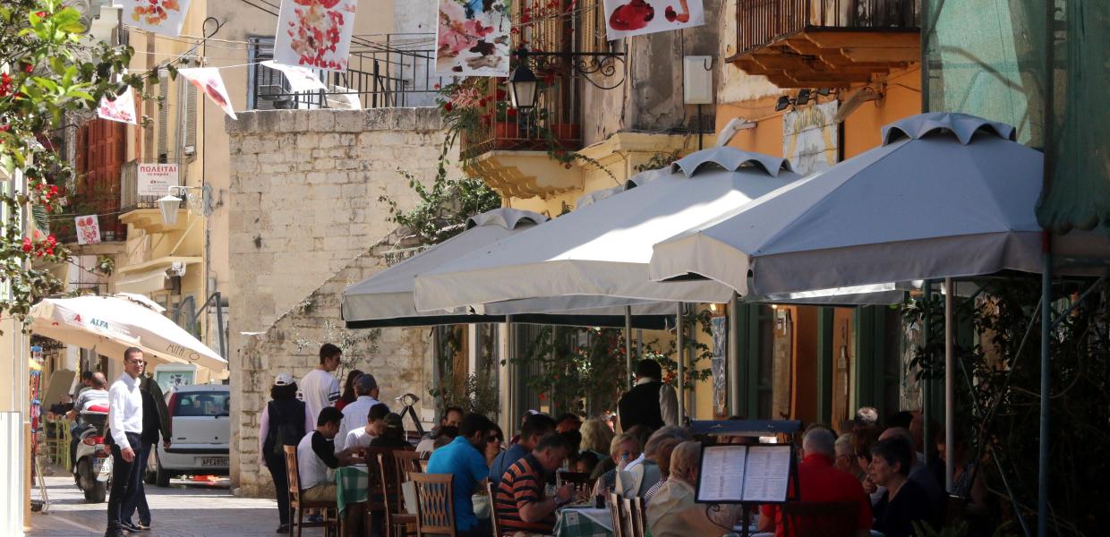 τουρίστες σε ταβέρνα
