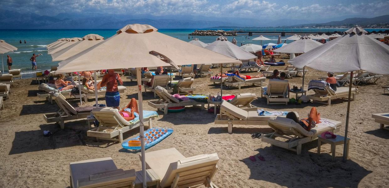 Ξαπλώστρες και ομπρέλες σε παραλία