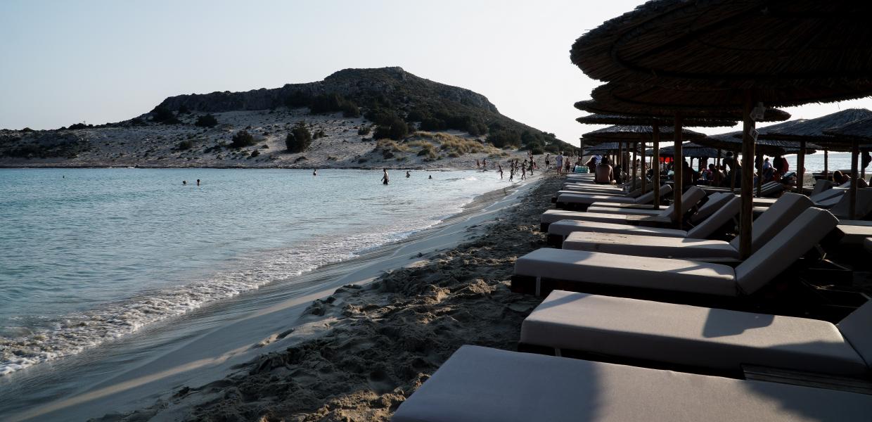 Ξαπλώστρες στην παραλία