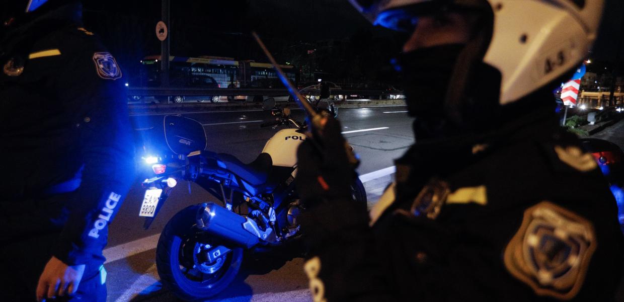 Αστυνομικός κρατά ασύρματο