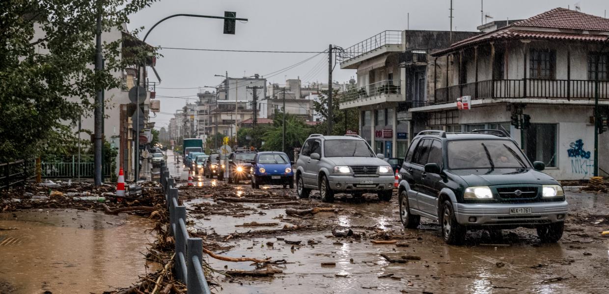 Αυτοκίνητα πάνω σε γέφυρα κατά τη διάρκεια πλημύρας