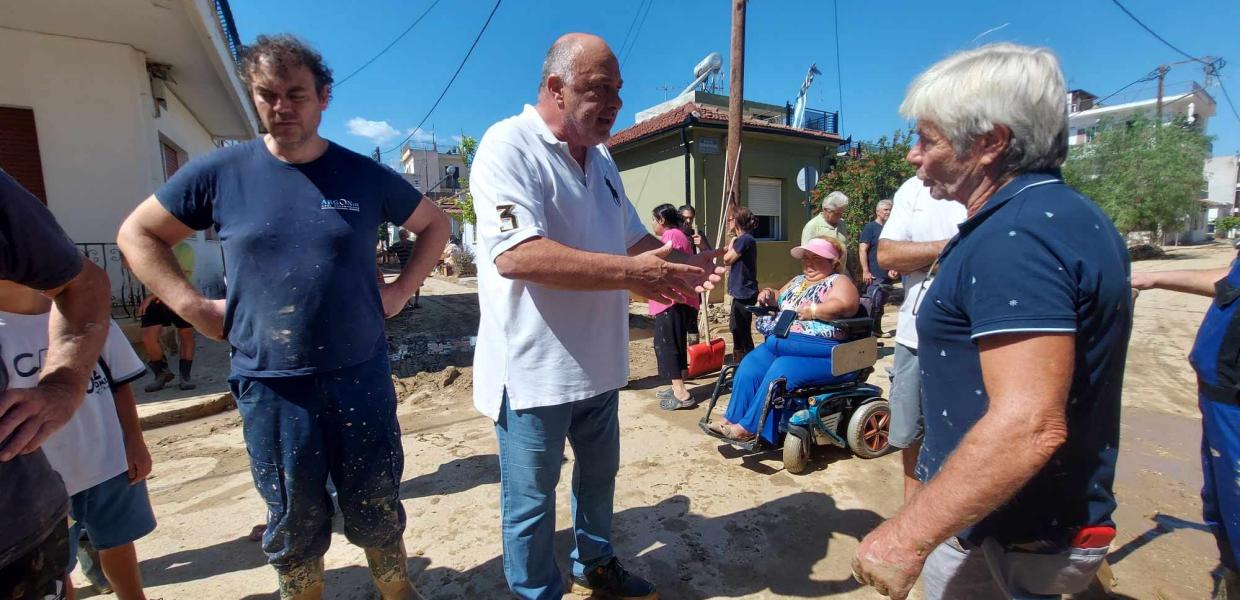 Ο δήμαρχος Βόλου Αχιλλέας Μπέος μιλά με κατοίκους