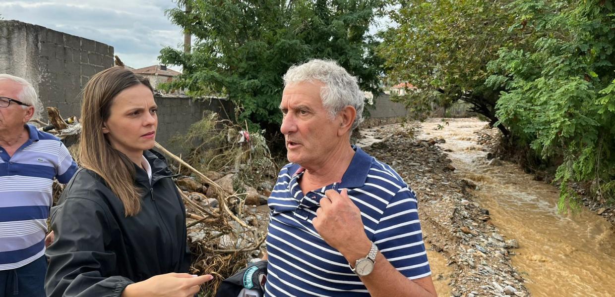 Η Έφη Αχτσιόγλου στις πληγείσες από την κακοκαιρία Daniel, στην Μαγνησία 