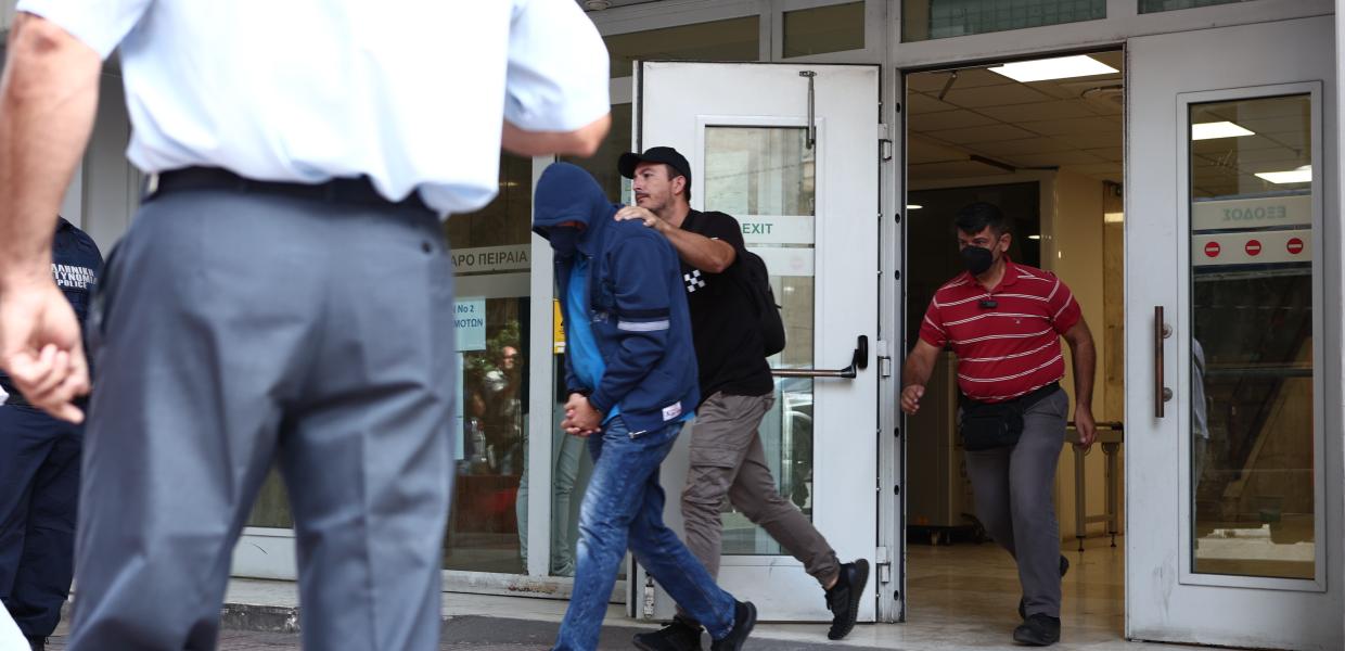 Συλληφθέντας για τη δολοφονία συνοδεία αστυνομικών έξω από το δικαστήριο