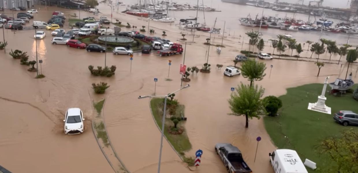 πλημμυρισμένοι δρόμοι στον Βόλο