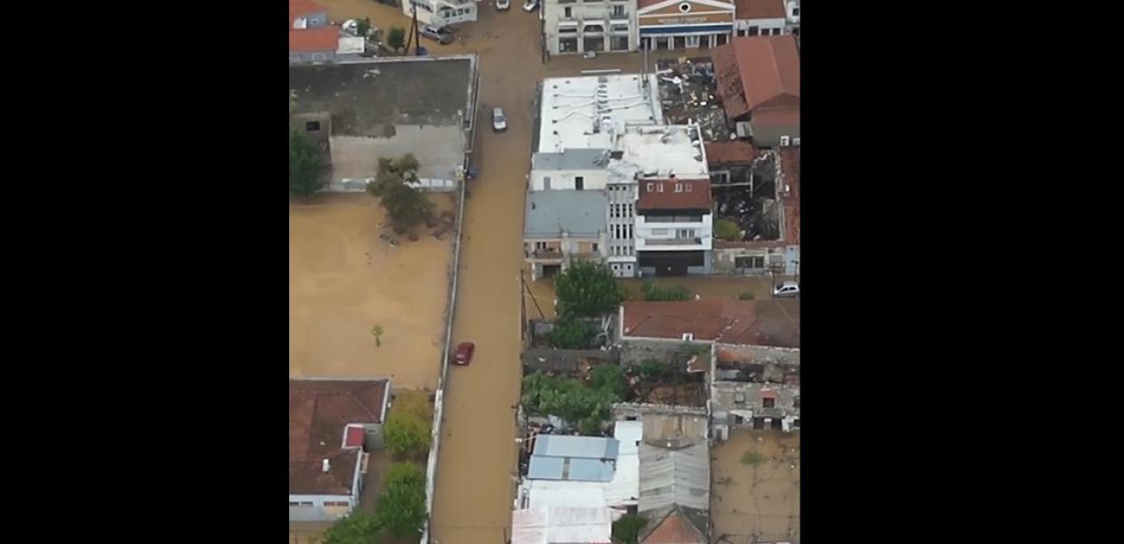πλημμυρισμένοι δρόμοι στον Βόλο από την κακοκαιρία Daniel