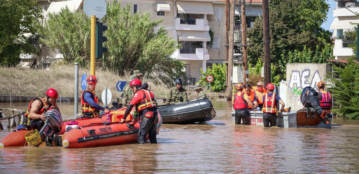 Διασώστες με βάρκες απομακρύνουν πολίτες 