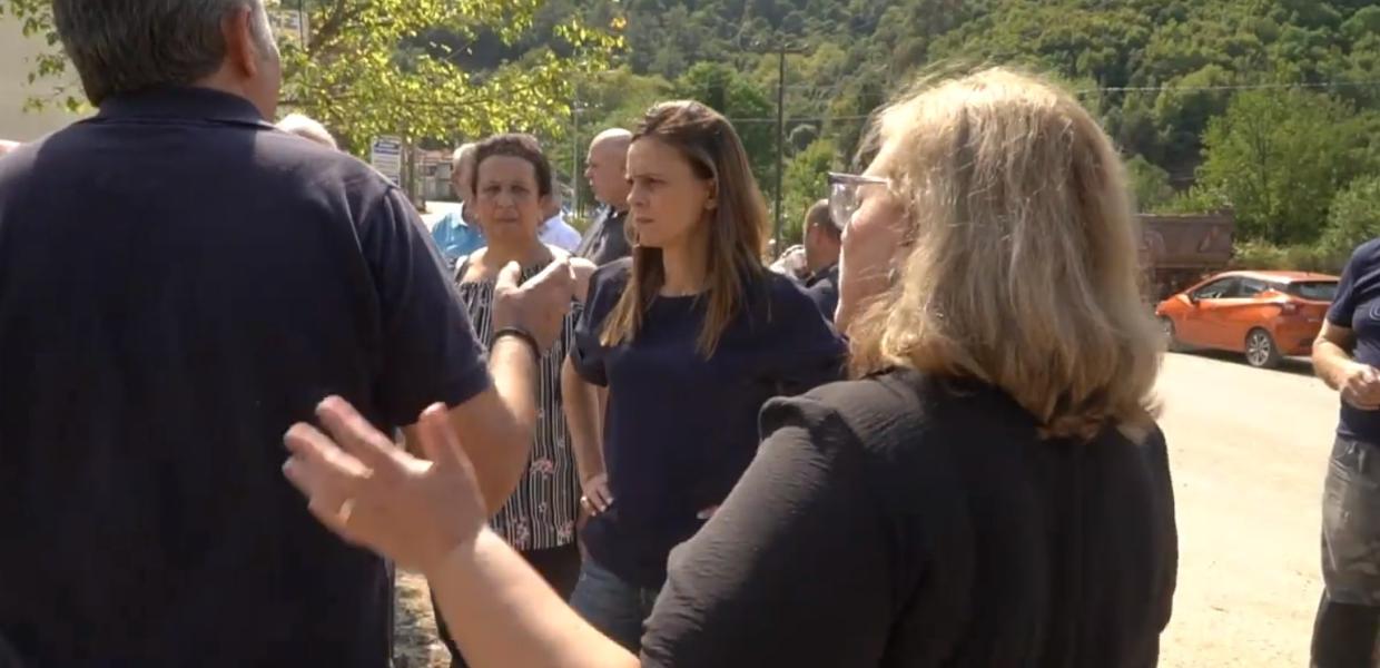 Η Έφη Αχτσιόγλου μιλά με πολίτες σε περιοχές που επλήγησαν 