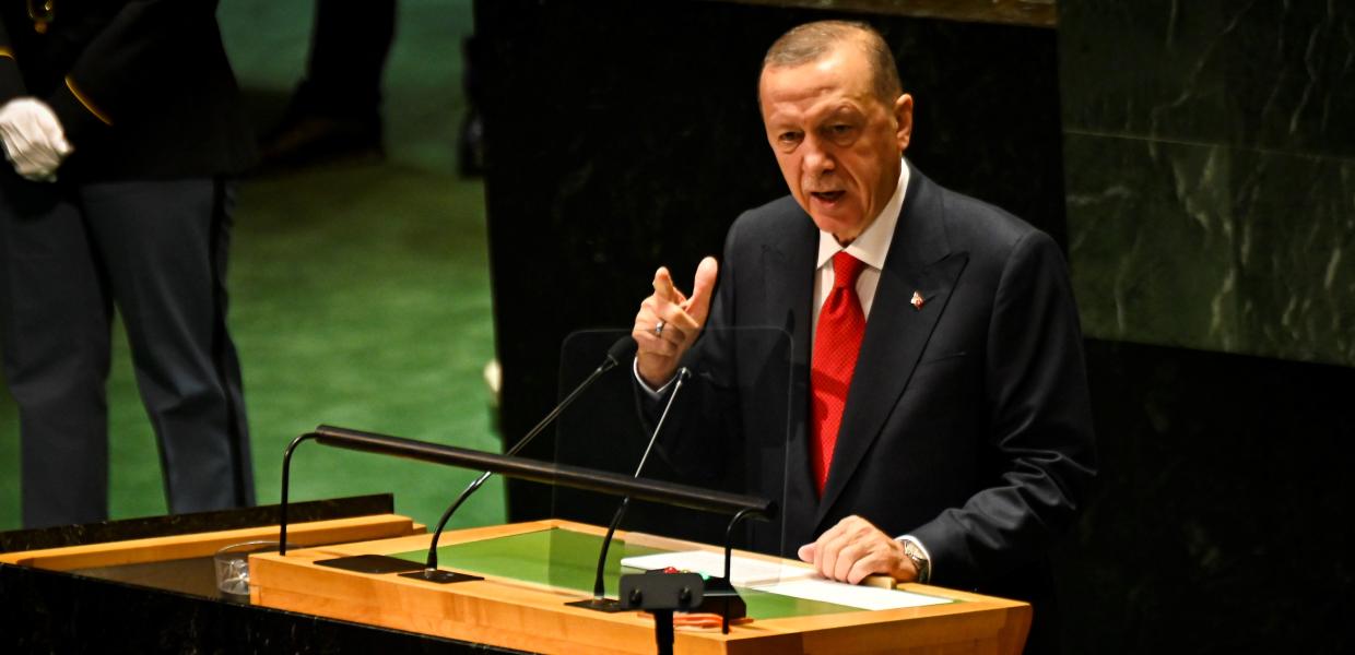 Ο Τούρκος πρόεδρος Ρετζέπ Ταγίπ Ερντογάν μιλά στο βήμα