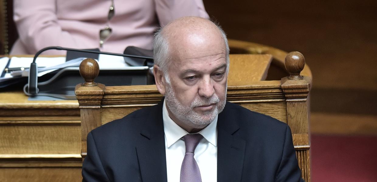 ο υπουργός Δικαιοσύνης Γιώργος Φλωρίδης καθισμένος στα έδρανα της Βουλής
