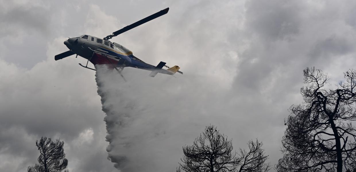 αεροσκάφος κάνει ρίψη νερού για να σβήσει τη φωτιά στη Σταμάτα
