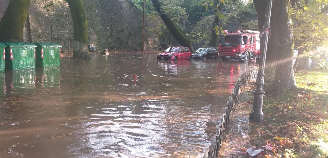 Ποτάμι δρόμος στα Ιωάννινα από το σύντομο μπουρίνι