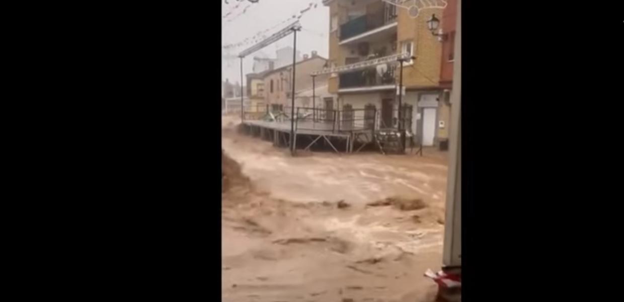 Πλημμυρισμένος δρόμος από τις βροχές στην Ισπανία