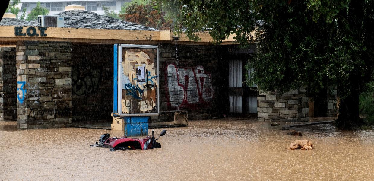 Πεσμένο μηχανάκι σε πλημμυρισμένο δρόμο στο Βόλο