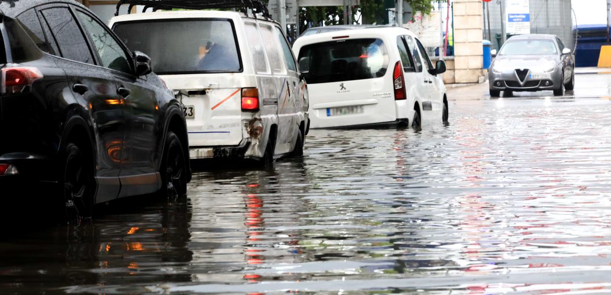 Πλημμυρισμένος δρόμος στην Αθήνα από την κακοκαιρία