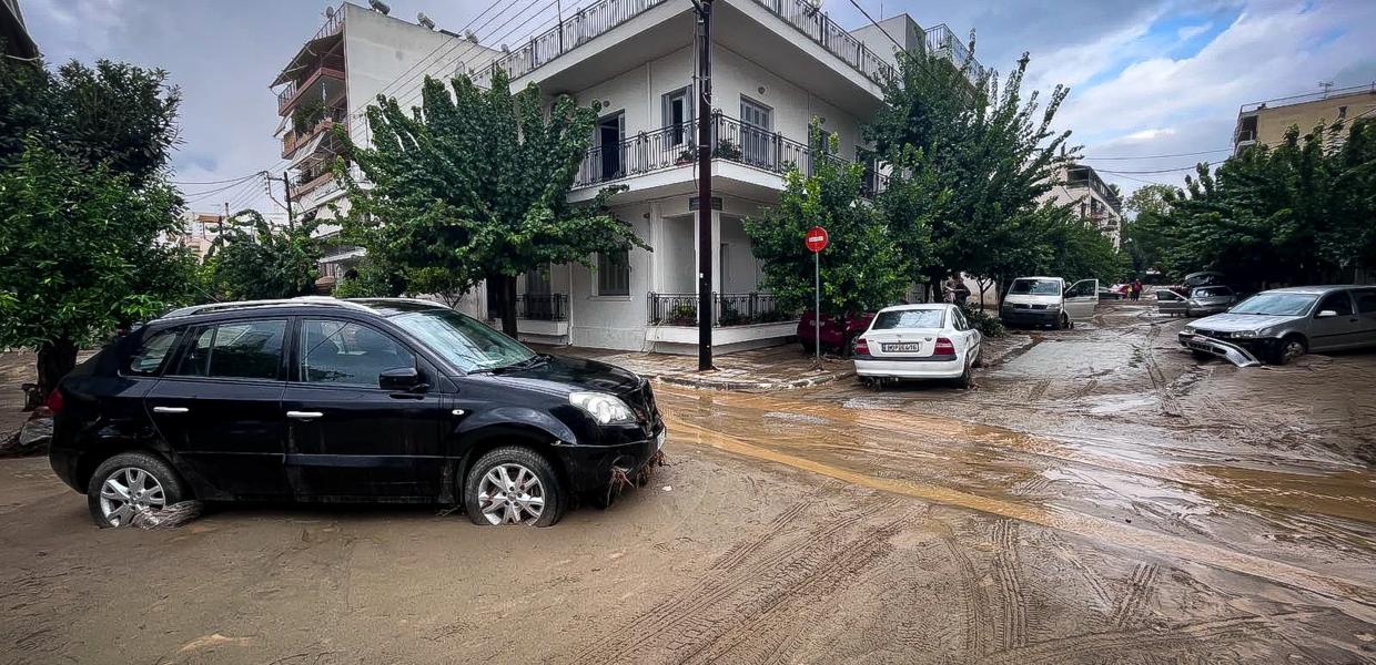 Αυτοκίνητα σε δρόμο γεμάτο λάσπη από την κακοκαιρία