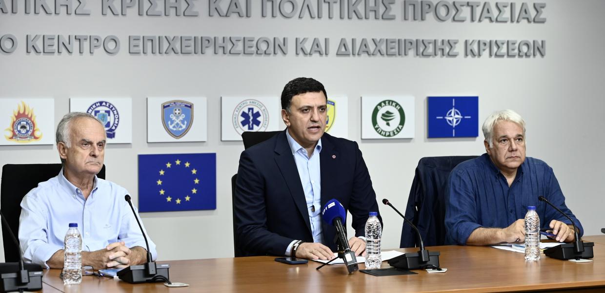 Ο Βασίλης Κικίλιας, ο Δημήτρης Ζιακόπουλος και ο Στρατής Ζαχαρής στην ενημέρωση για την κακοκαιρία