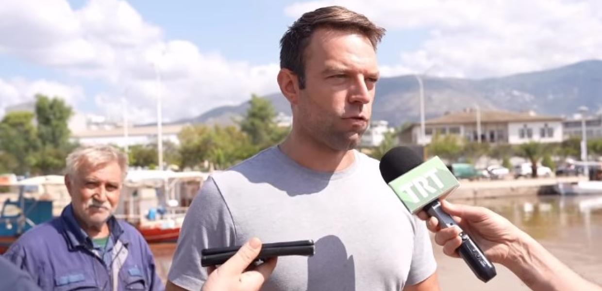 Ο Στέφανος Κασσελάκης μιλά σε μικρόφωνα δημοσιογράφων