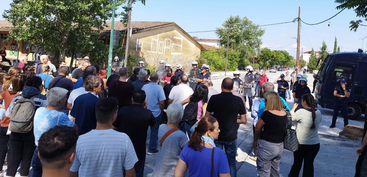 ΜΑΤ μπροστά σε διαδηλωτές στην Λάρισα
