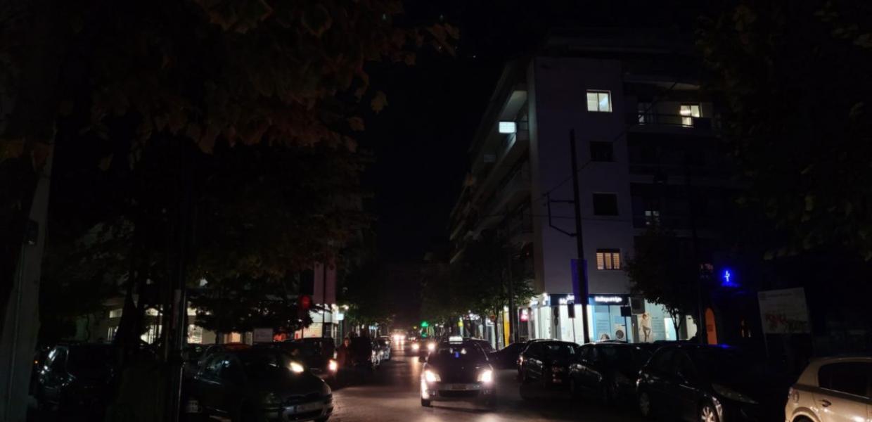 σκοτεινός δρόμος στην Λάρισα με αμάξι που κινείται