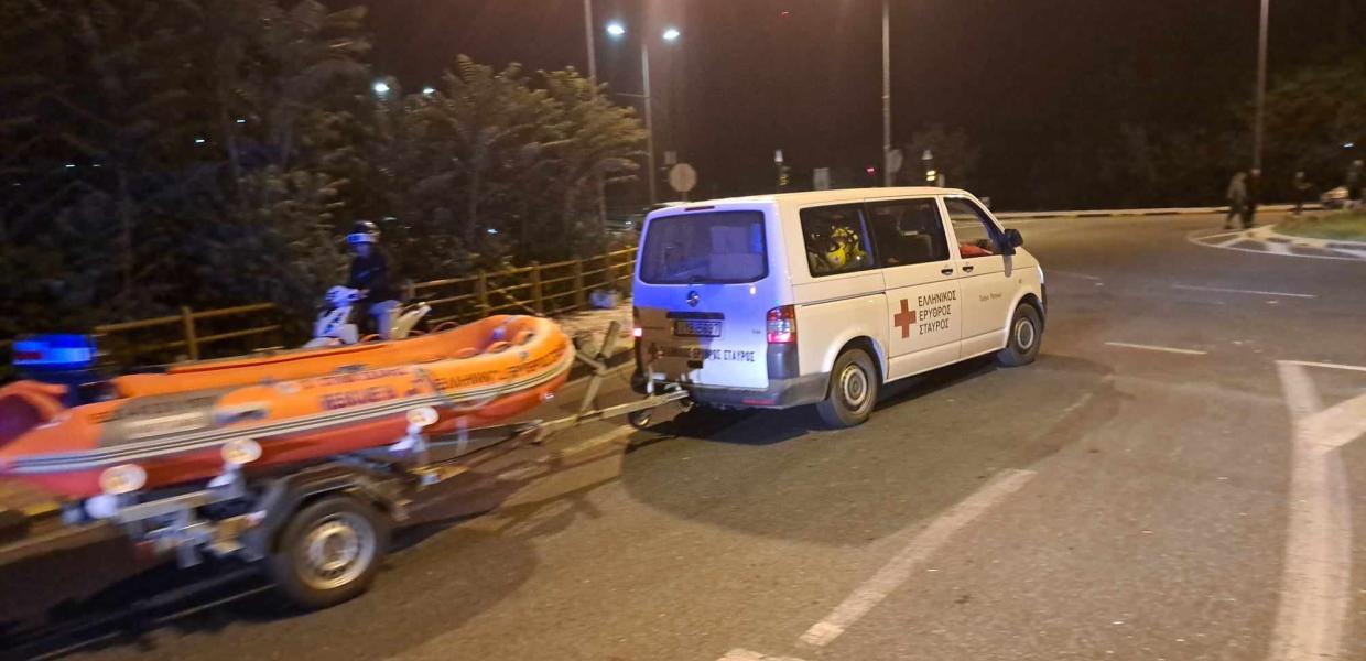 λέμβος μεταφέρεται με φορτηγάκι