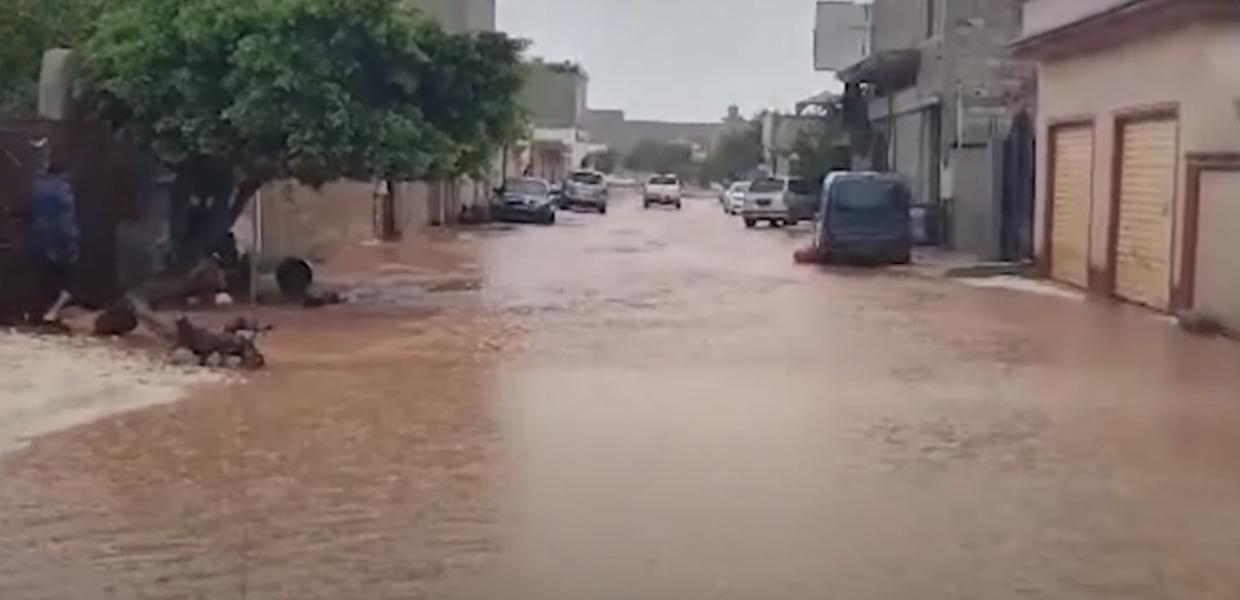 Πλημμυρισμένος δρόμος στην Λιβύη