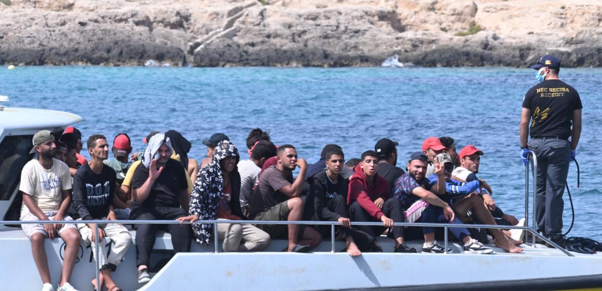 Μετανάστες σε βάρκα