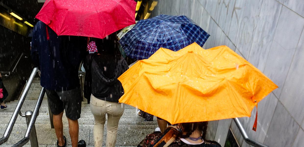 μετρό βροχή ομπρέλα ομπρέλες