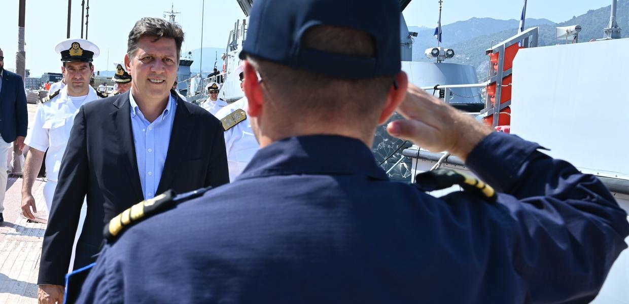 Ο Μιλτιάδης Βαρβιτσιώτης με στελέχη του Λιμενικού