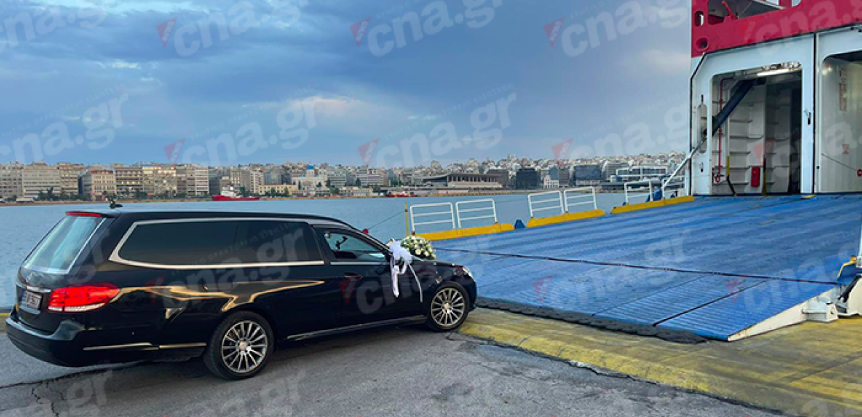 Η νεκροφόρα που μεταφέρει τη σορό του Αντώνη μπαίνει στο πλοίο