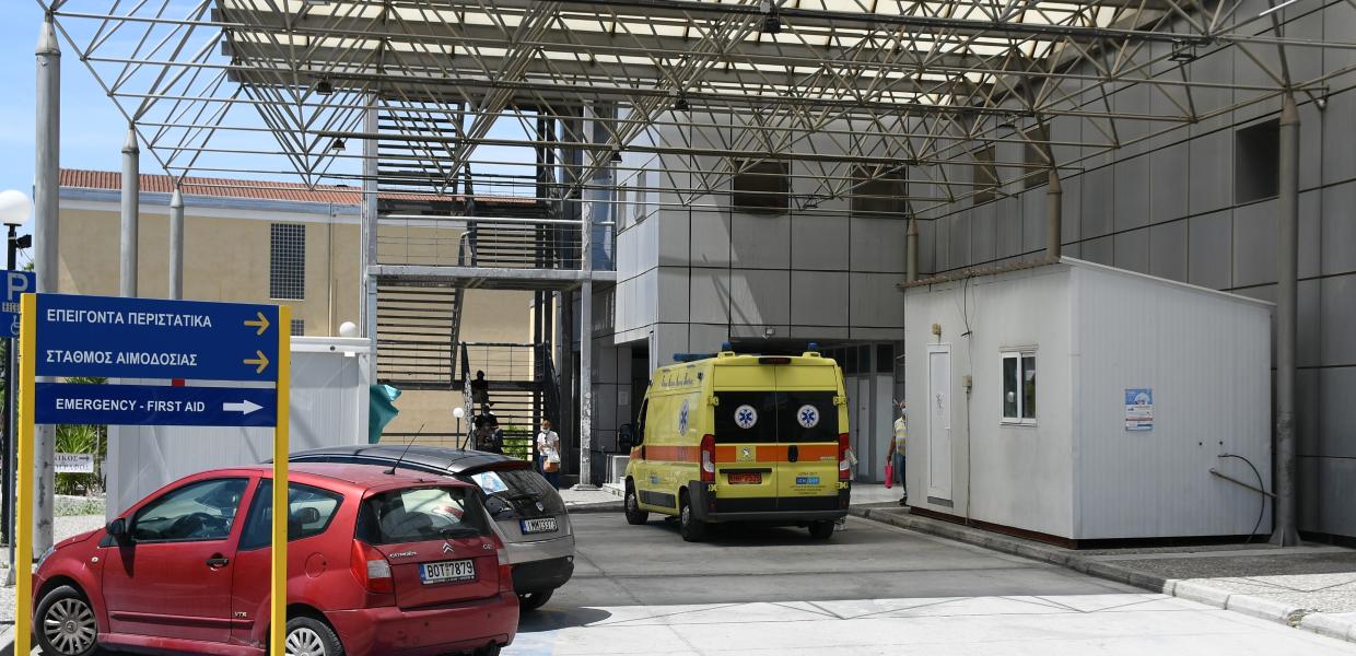 Αυτοκίνητο και ασθενοφόρο στην είσοδο του Γ.Ν Βόλου