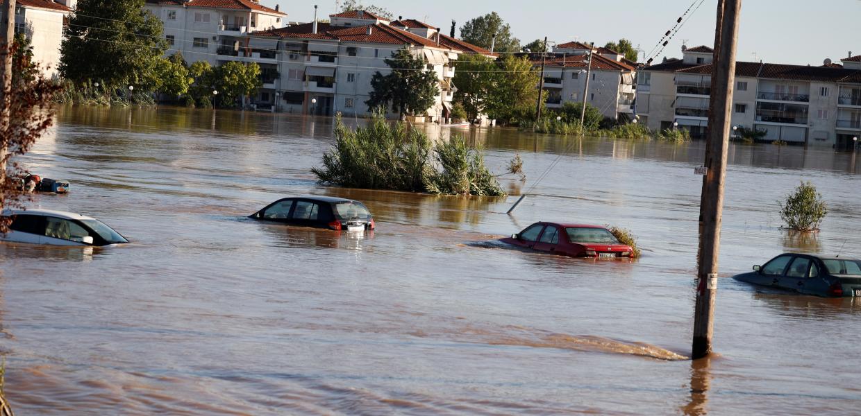 Πλημμυρισμένος δρόμος με το νερό να έχει σκεπάσει σχεδόν τα αμάξια