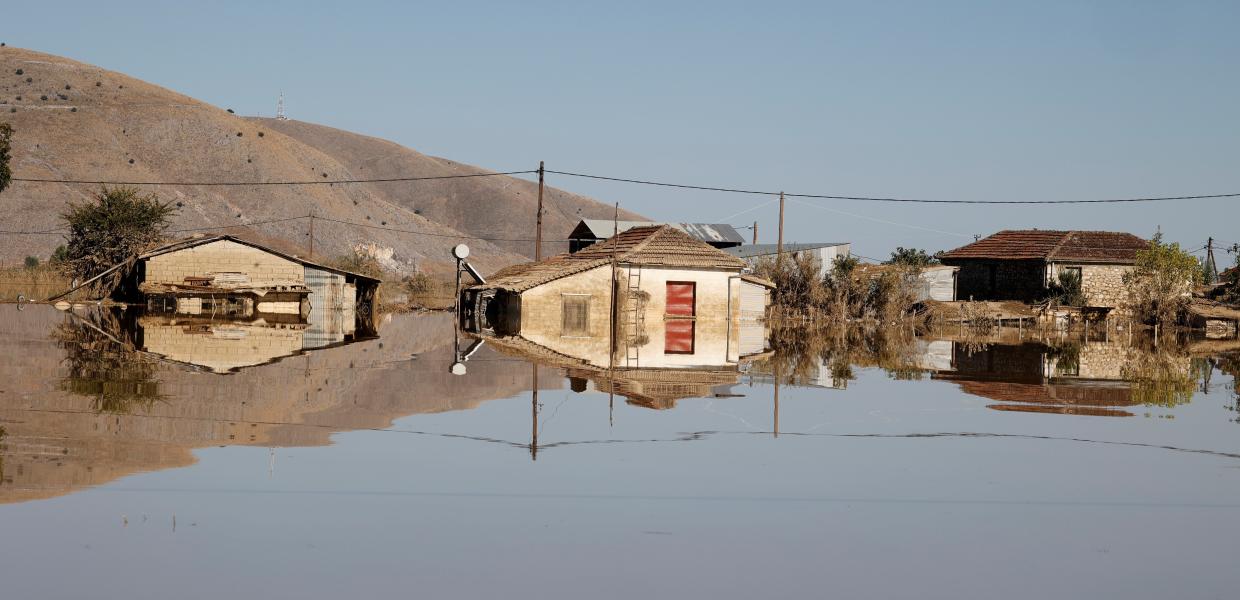 Το νερό έχει σχεδόν σκεπάσει σπίτια σε περιοχή της Καρδίτσας που επλήγη από την κακοκαιρία