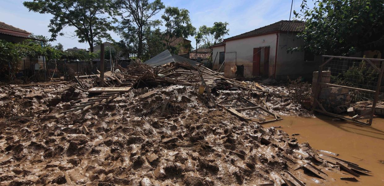 Λάσπη και πέτρες μπροστά σε κατεστραμμένο σπίτι από τις πλημμύρες
