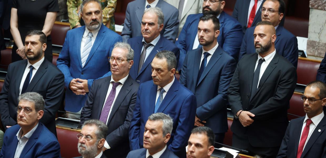 Ο Στίγκας και οι βουελυτές των Σπαρτιατών όρθιοι στα έδρανα της Βουλής