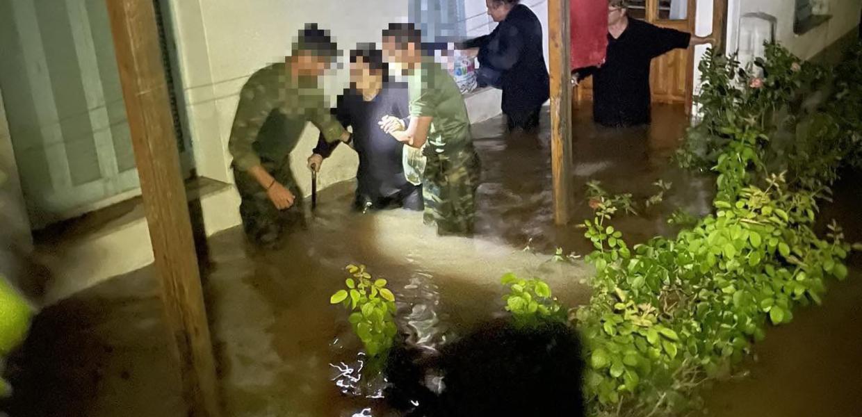 Ο στρατός απεγκλωβίζει κόσμο
