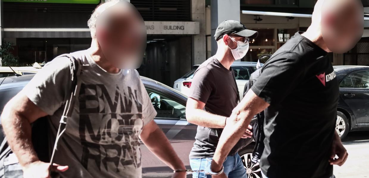 Δύο άνθρωποι με χειροπέδες