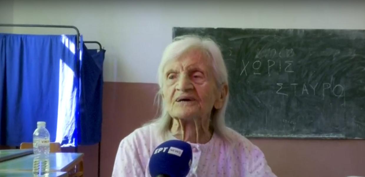Γιαγιά 104 ετών μιλά στο μικρόφωνο δημοσιογράφου 